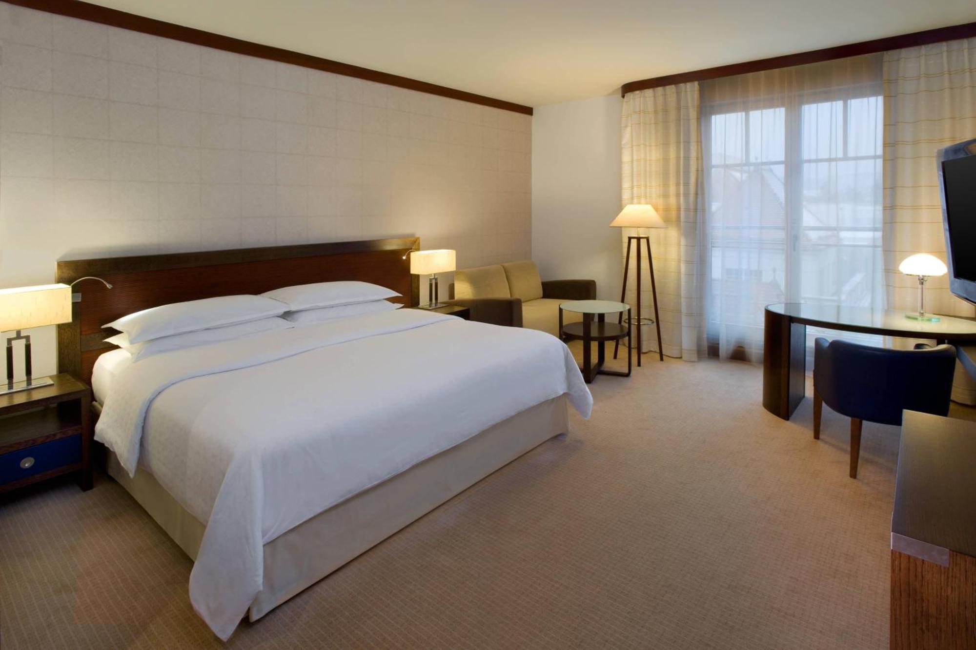 فندق شيراتون سوبوت المظهر الخارجي الصورة A guest room at the Four Seasons Hotel, London
