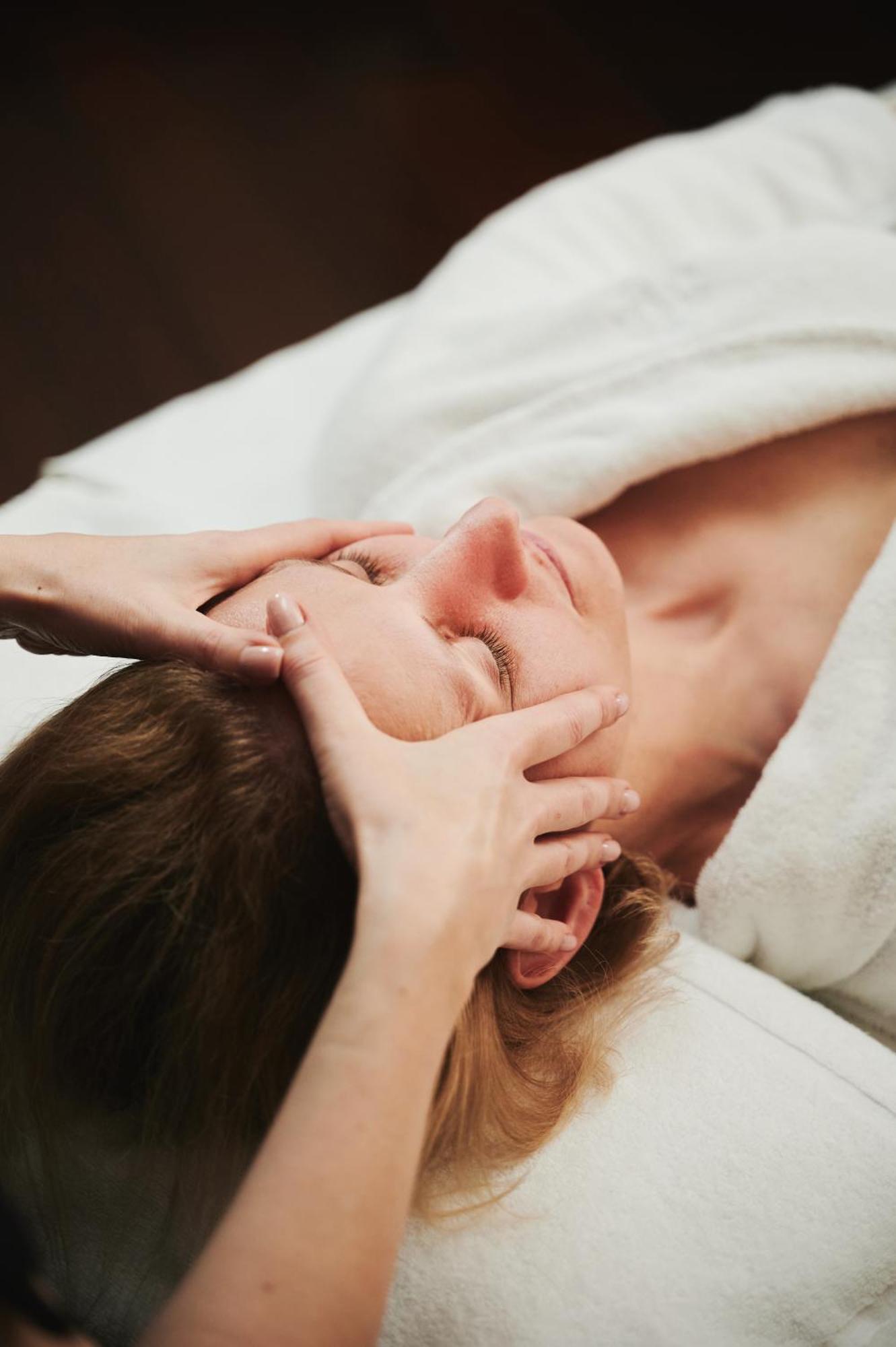 فندق شيراتون سوبوت المظهر الخارجي الصورة A woman receiving a facial massage