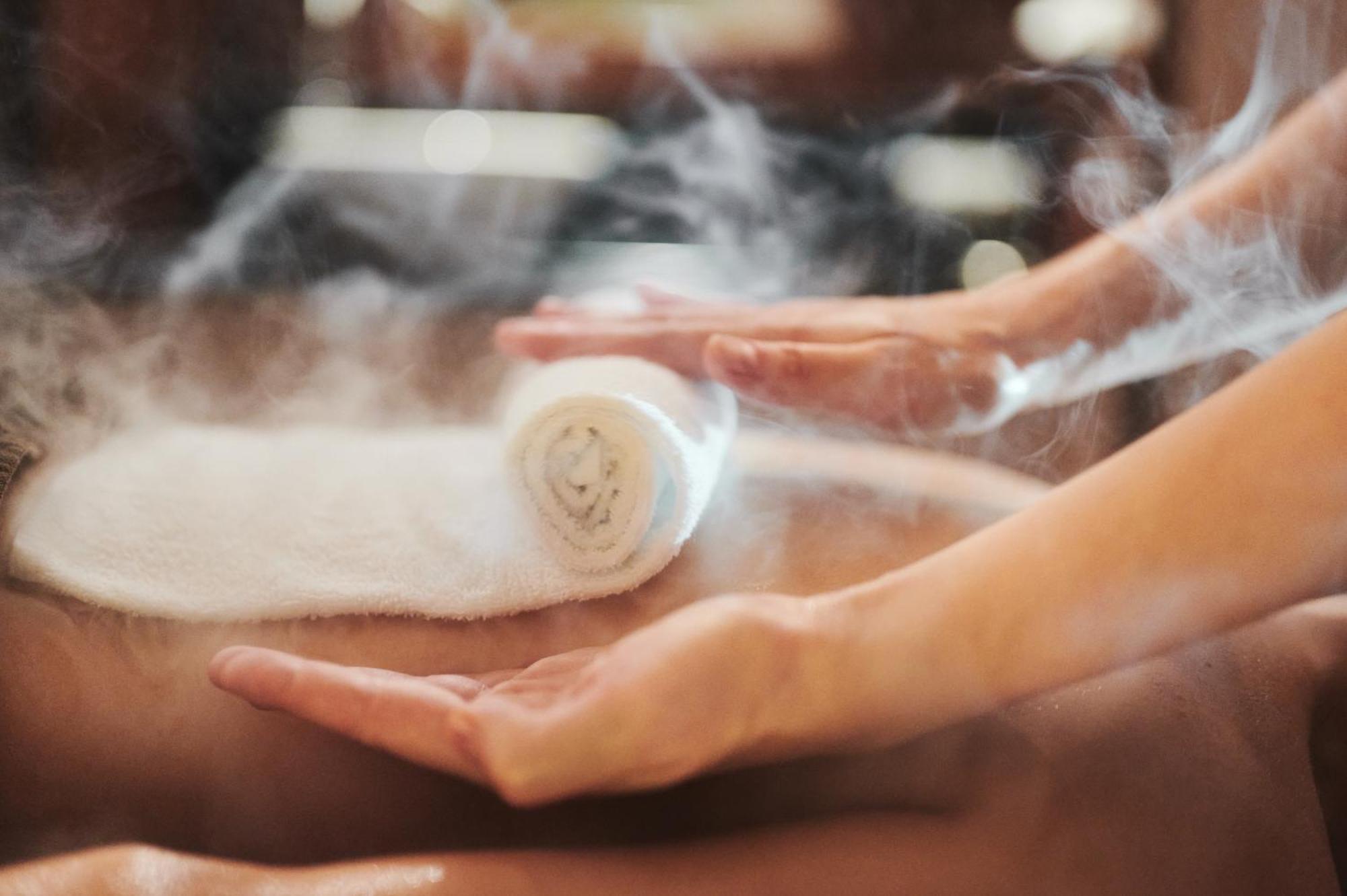 فندق شيراتون سوبوت المظهر الخارجي الصورة A hot stone massage